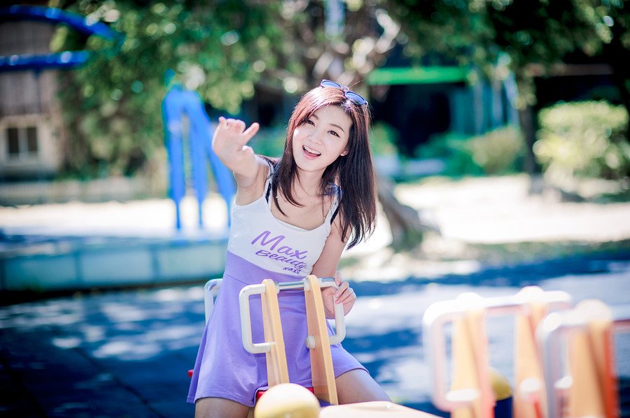 想到这里，刘璝摇了摇头，不管如何，今日定要见到主公，一路上无人阻拦，刘璝径直来到刘璋的卧房之外，正要推门而入，里面突然传来女子痴痴的荡笑声，中间还夹杂着男人粗重的喘息声。
